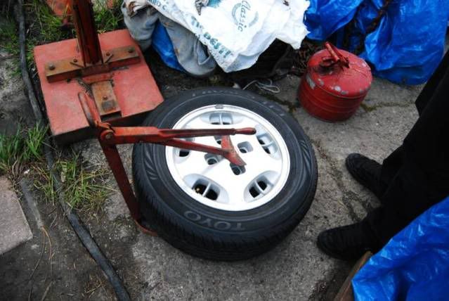 How To: Change A Tire Manually With Pictures - Brakes, Wheels